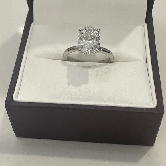 3.07 lab created diamond oval cut - F Vs2 - platinum - Picture 2 of 3